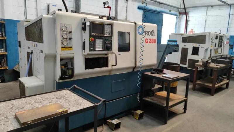 Centro De Torneamento Cnc Romi G-280 Com Fanuc Trabalhando.