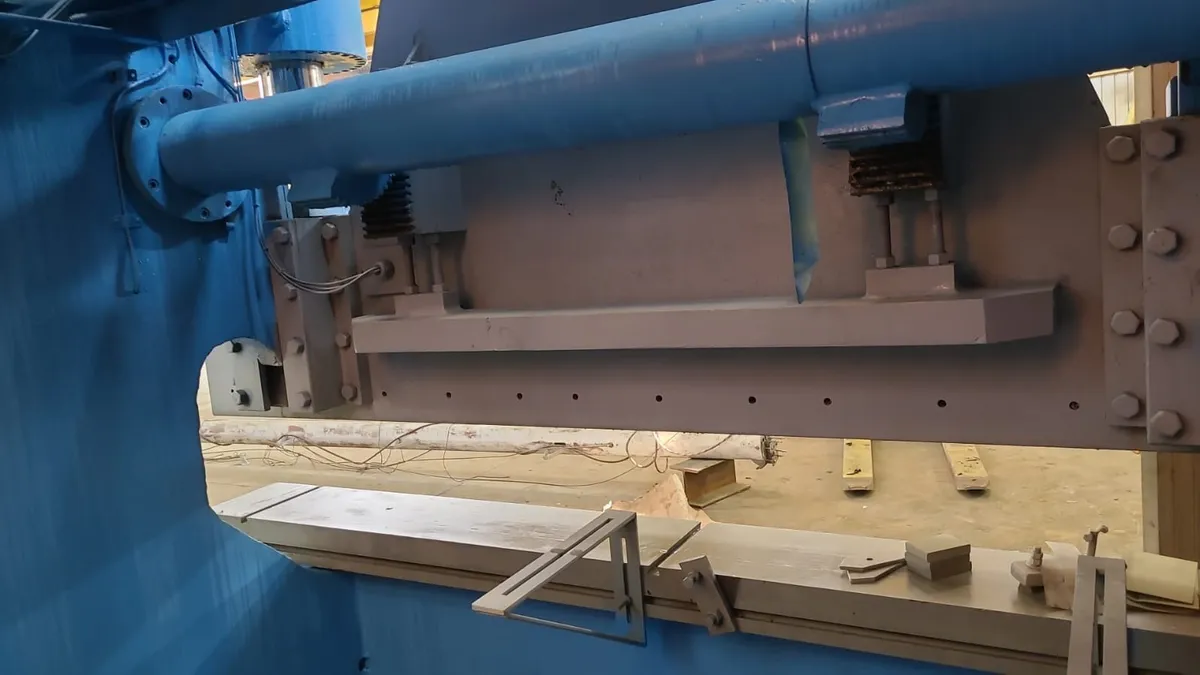 Prensa Dobradeira Hidráulica 300 Tons X 3050 Usada No Estado - Imagem 2