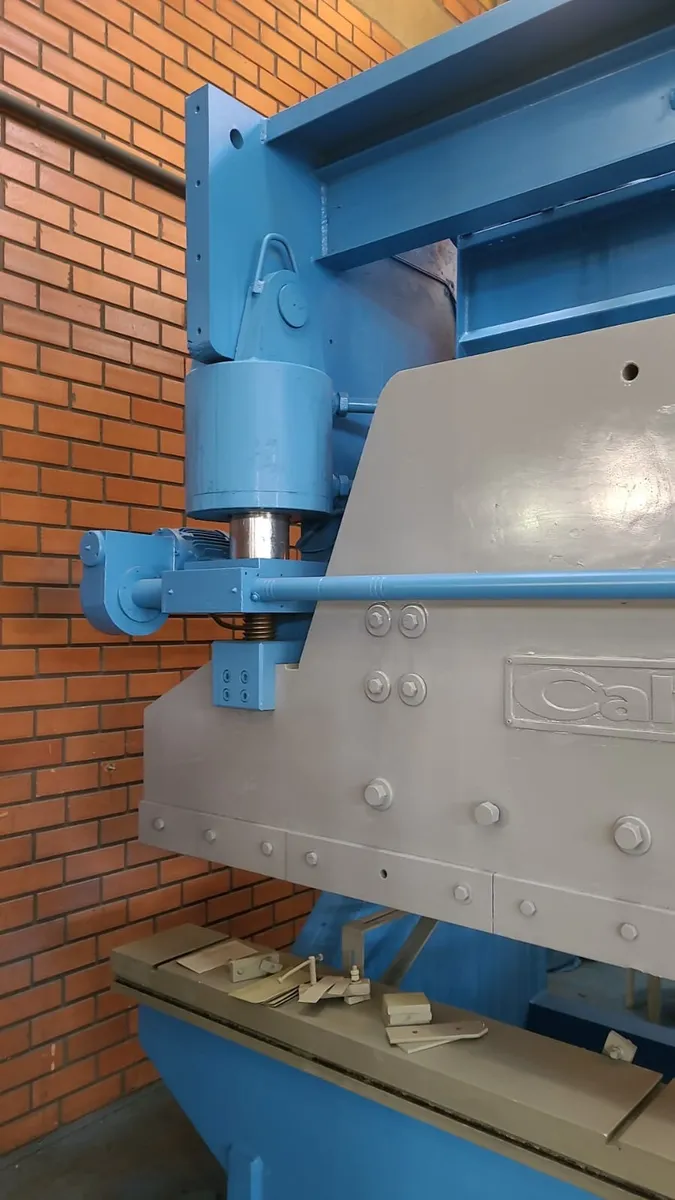 Prensa Dobradeira Hidráulica 300 Tons X 3050 Usada No Estado - Imagem 3