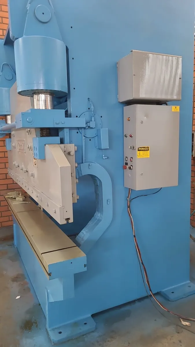 Prensa Dobradeira Hidráulica 300 Tons X 3050 Usada No Estado - Imagem 4