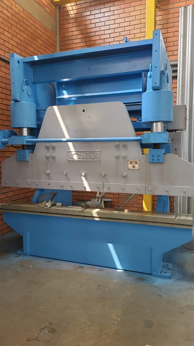 Prensa Dobradeira Hidráulica 300 Tons X 3050 Usada No Estado - Imagem 5