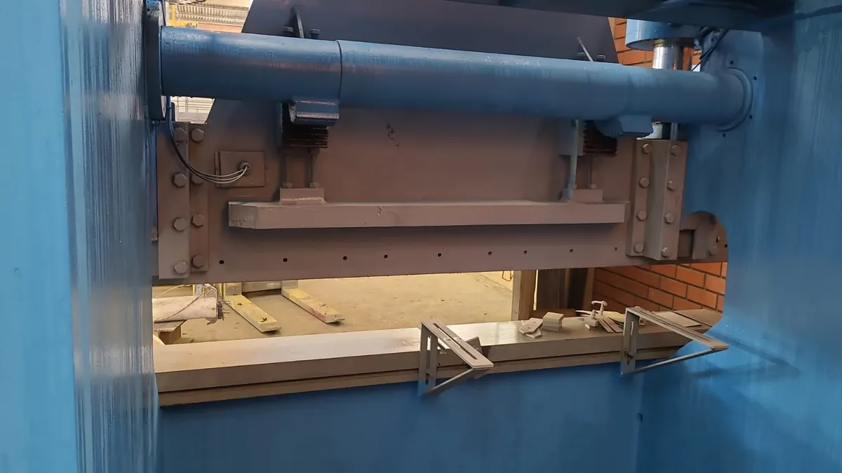 Prensa Dobradeira Hidráulica 300 Tons X 3050 Usada No Estado - Imagem 8