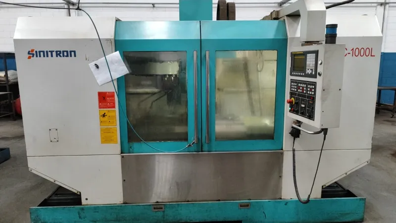 Centro De Usinagem Sinitron Vmc-1000l C/ Fanuc Trabalhando (Usado)