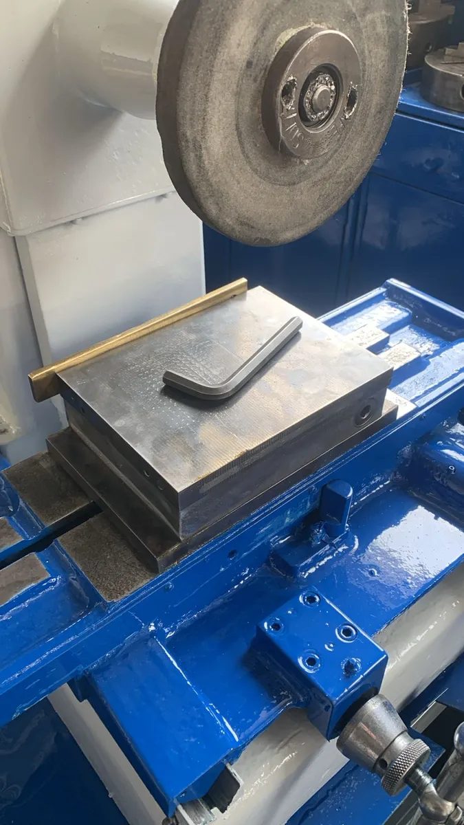 Retifica Plana Manual 155x450mm Base 220 (Usado) - Imagem 6