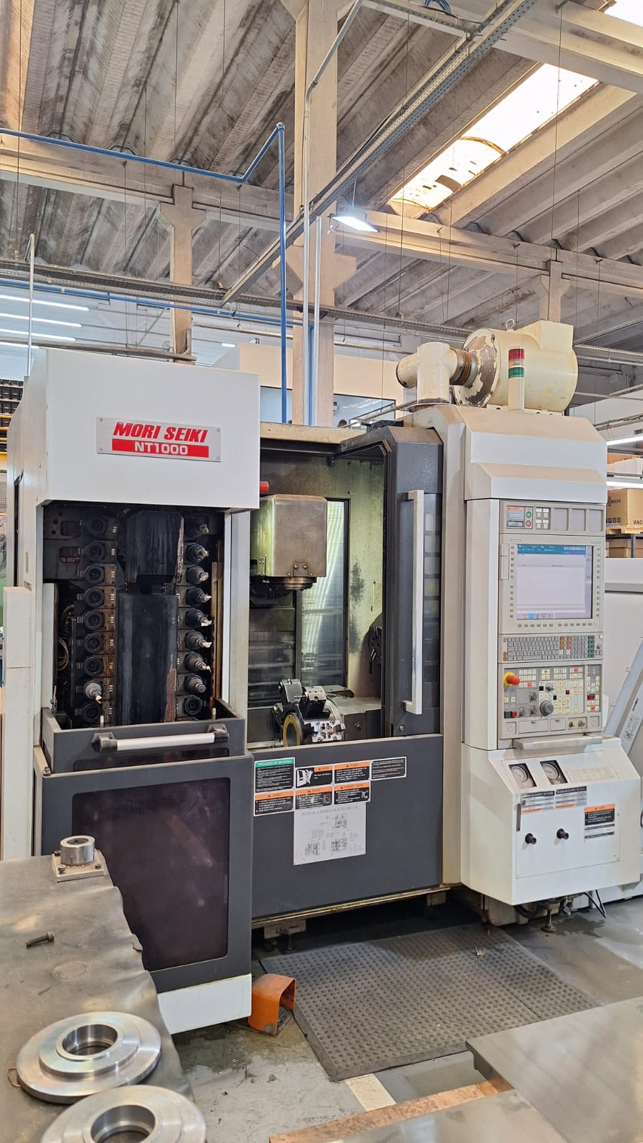CENTRO DE TORNEAMENTO E FRESAGEM MORI SEIKI NT-1000 / SZM PARA ATÉ 10 EIXOS PROGRAMÁVEIS